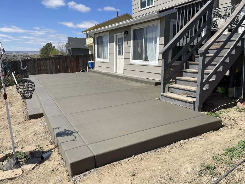 A picture of a concrete patio porch.